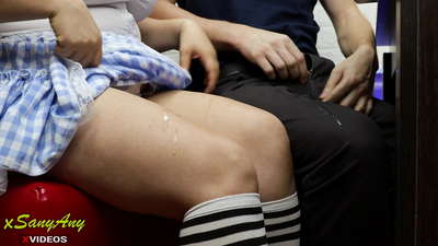 Cov tub ntxhais kawm ntawv jerking tawm rau cov phooj ywg hauv chav kawm-xsanyAny